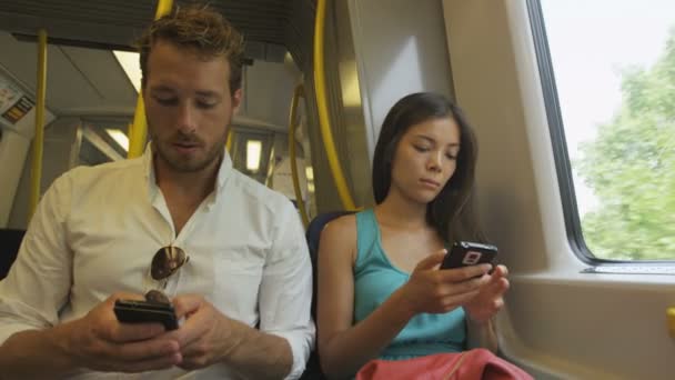 Cestující, kteří používají telefony Smartphone ve vlaku — Stock video
