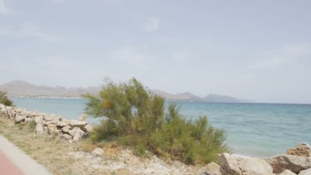 Чоловік біжить спринтом на пляжній дошці — стокове відео