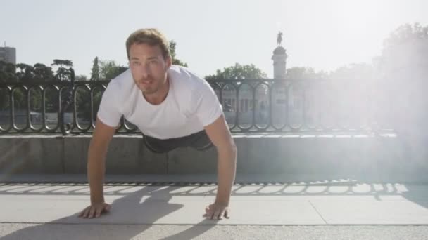 Atleta haciendo flexiones en carrera en el parque — Vídeos de Stock