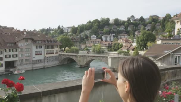 Kvinnan tar fotografi bild i Bern — Stockvideo
