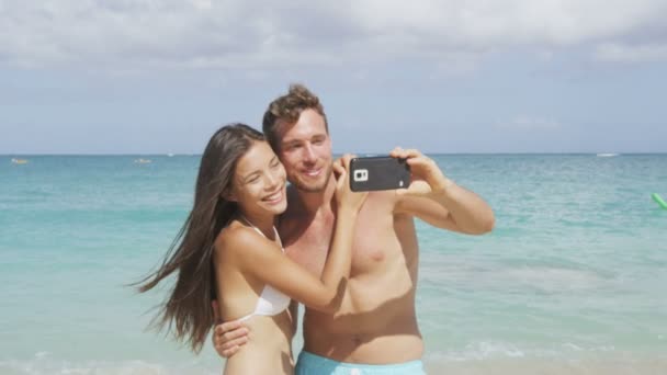 Pareja tomando selfie en playa — Vídeo de stock