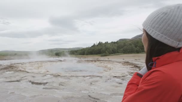 Islandtourist mit dem Strokkur-Geysir — Stockvideo