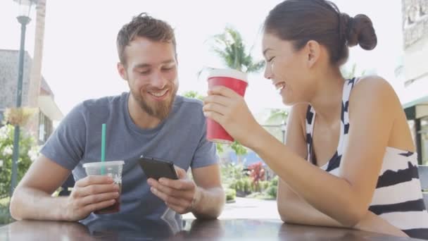 Paar kijken naar slimme telefoon scherm — Stockvideo