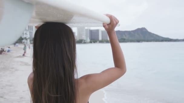 Mujer surfista en la playa de Waikiki — Vídeos de Stock
