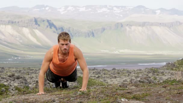 Man göra push ups utomhus — Stockvideo