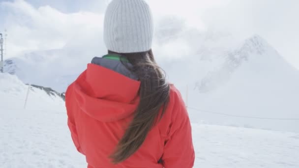 Vrouw wandelen in de Zwitserse Alpen Zwitserland — Stockvideo