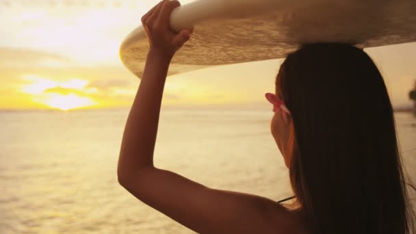 Female surfer going surfing — Stock Video