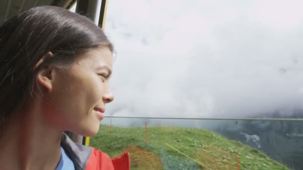 Пассажир поезда, выглядывающий в окно — стоковое видео