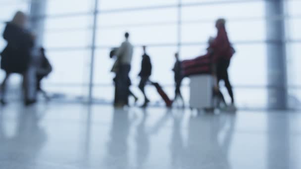 Personen mit Gepäck laufen am Flughafen — Stockvideo