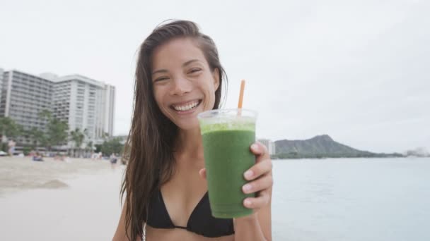 Donna che beve frullato sulla spiaggia — Video Stock