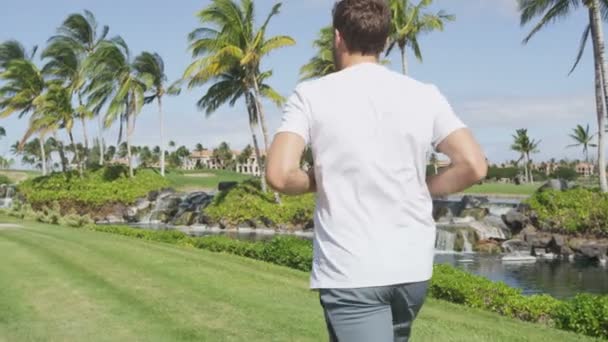 Homme actif jogging dans le parc — Video