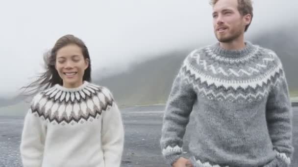 Ludzi na plaży Islandii — Wideo stockowe