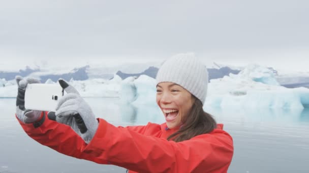 Kvinnan tar selfie av Glaciärlagunen Island — Stockvideo