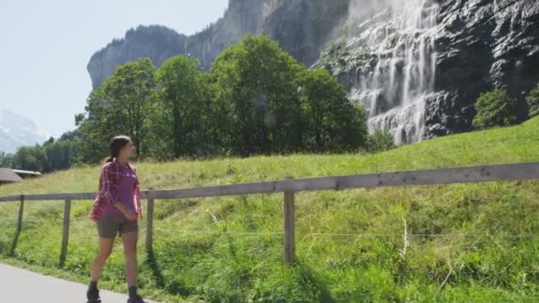 Senderista mujer caminando en los Alpes de Suiza — Vídeos de Stock