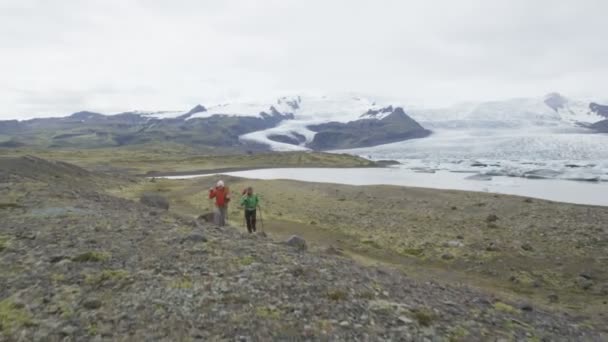 Äventyr vandring människor på Island — Stockvideo