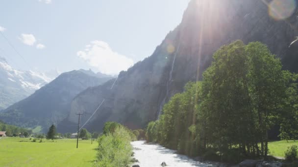 Mulher caminhando no vale alpino Lauterbrunnen — Vídeo de Stock