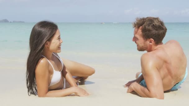 Paar in liefde ontspannen op het strand — Stockvideo