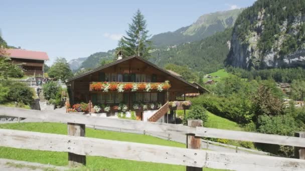 Svájci Alpenhaus alpesi ház — Stock videók