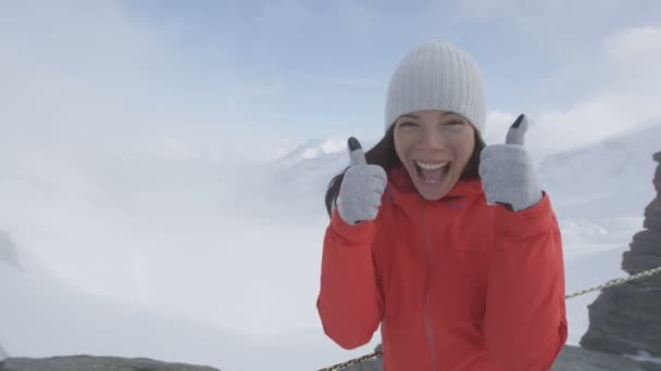 Tourist thumbs up on Jungfrau Suíça — Vídeo de Stock