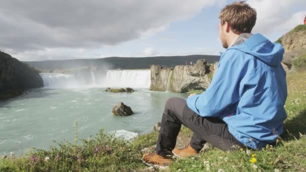 Turysta relaks w pobliżu wodospadu Godafoss Islandii — Wideo stockowe