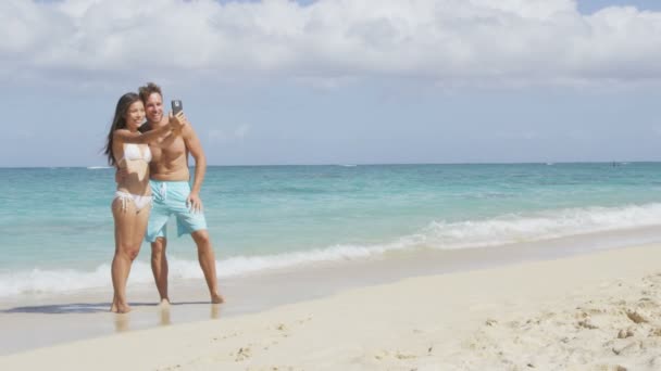 Paar nemen selfie op strand — Stockvideo