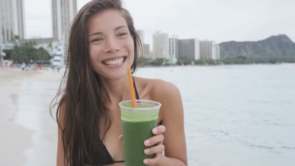 Asiática mujer sonriendo bebiendo smoothie — Vídeos de Stock