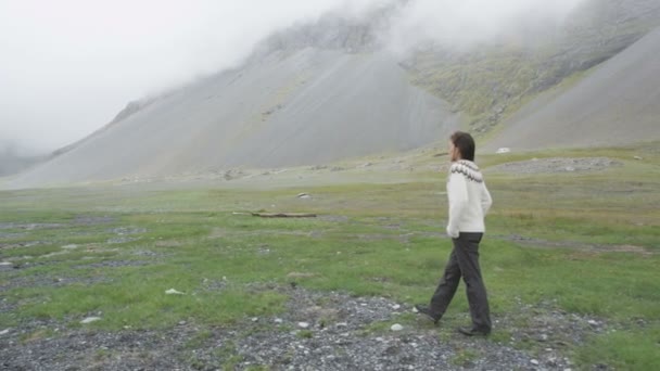 Turista en viaje a pie en Islandia — Vídeo de stock