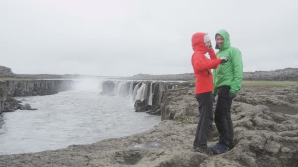 Pareja tomando foto selfie en Islandia — Vídeos de Stock