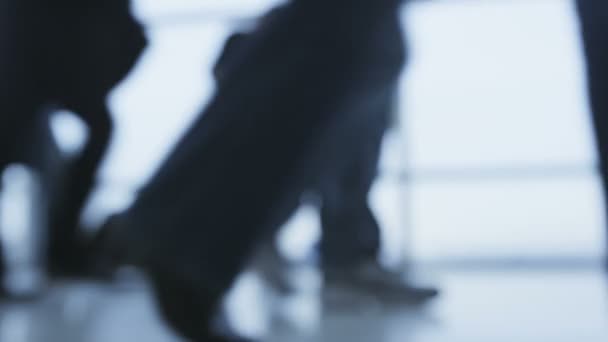 Personas caminando en el aeropuerto con equipaje — Vídeo de stock