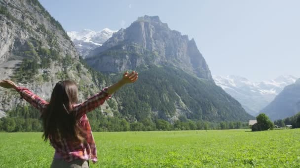 Kvinnan serene utomhus i Schweiz natur — Stockvideo