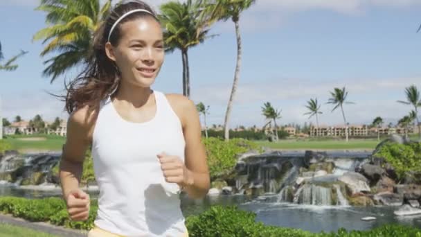 Fiatal nő, jogging a város utca — Stock videók