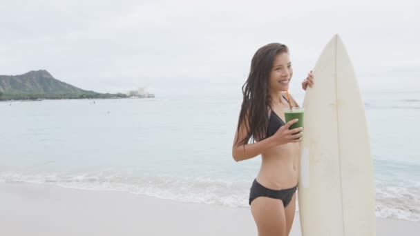 Surfing kobieta na plaży picia koktajl — Wideo stockowe