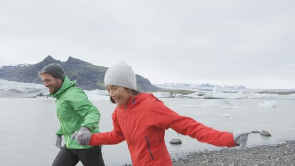 开心的夫妇在冰岛上运行 — 图库视频影像
