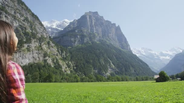 Mujer con los brazos levantados en la naturaleza — Vídeos de Stock