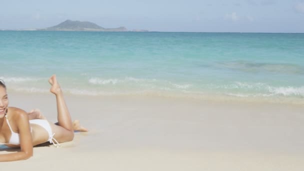 Pár v lásce relaxační během dovolené cestovat — Stock video