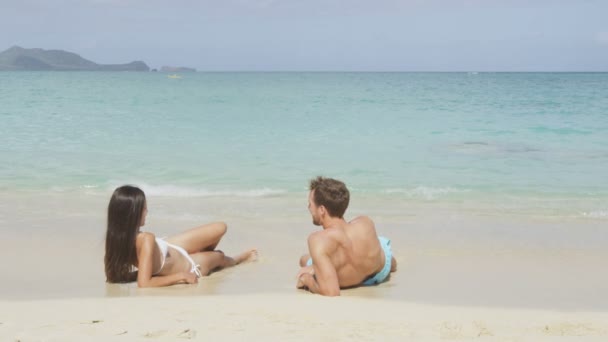 Pareja relajante tumbada en la playa — Vídeo de stock