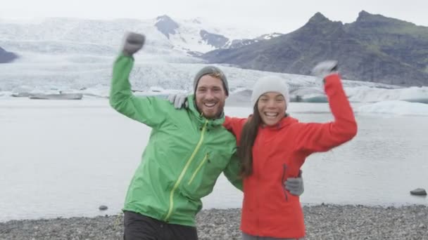 People celebrating on Iceland hike — Stock Video