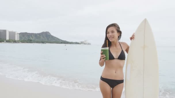 Mulher bebendo suco de legumes verde — Vídeo de Stock