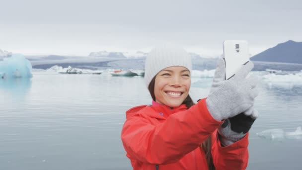 Girl taking selfie on Iceland — Stock Video