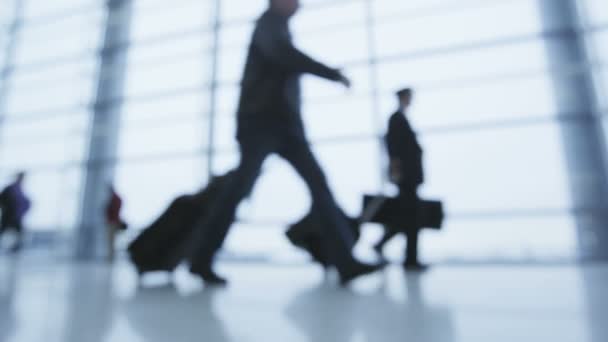 Viajeros pasajeros en aeropuerto — Vídeo de stock