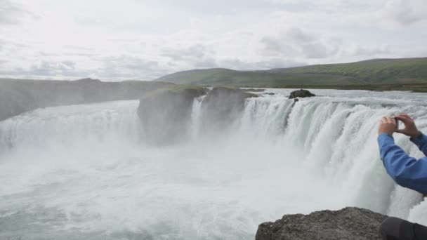 Turista tomando fotos de la cascada Godafoss — Vídeos de Stock