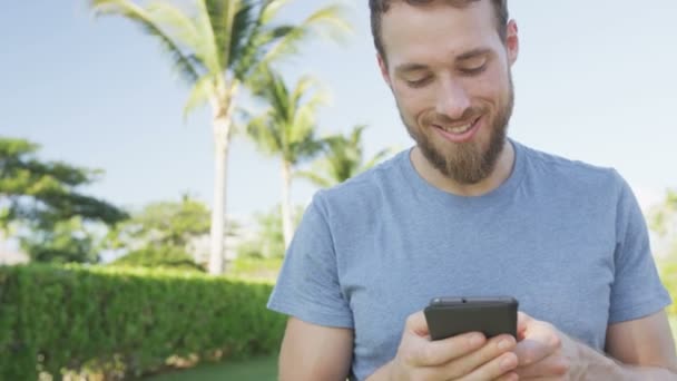 Homem Smartphone usando telefone inteligente — Vídeo de Stock