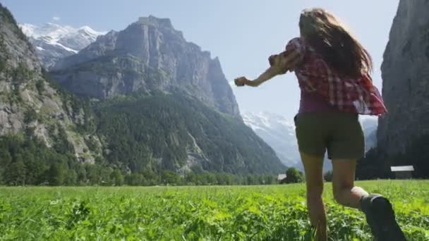 Mujer divirtiéndose corriendo en campo naturaleza — Vídeos de Stock