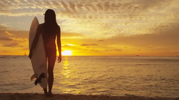 Жіночий серфер стоїть на пляжному піску — стокове відео