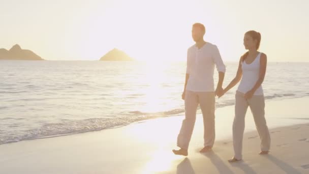 Getrouwde jonge paar op het strand lopen — Stockvideo