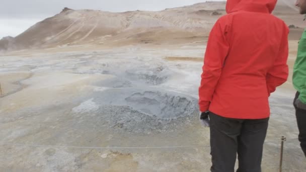 Island turistům na sopku bahenním jezírku horký pramen — Stock video
