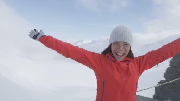 Woman cheering on top of Jungfrau mountain — Stock Video