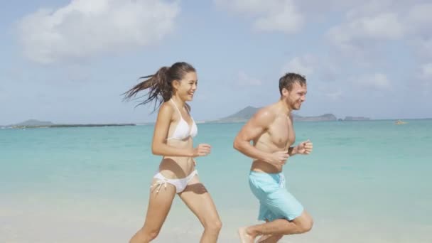 Щаслива пара розважається на пляжі — стокове відео