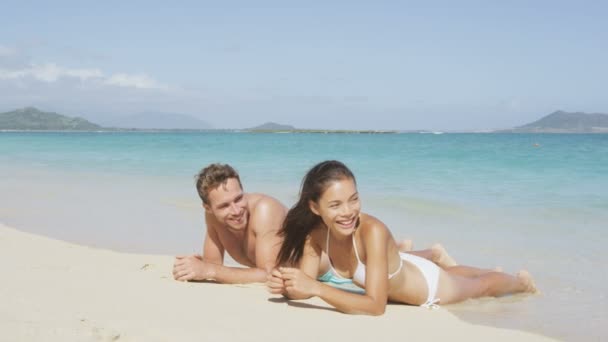 Casal bronzeado do sol relaxante em Lanikai — Vídeo de Stock