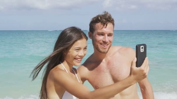 Selfie λήψη ζευγάρι στην παραλία — Αρχείο Βίντεο
